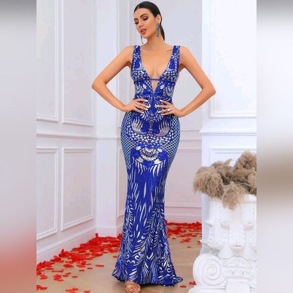 Love & Lemonade Plunging Neckline Sequin Formal Dress - Picture 3 of 5